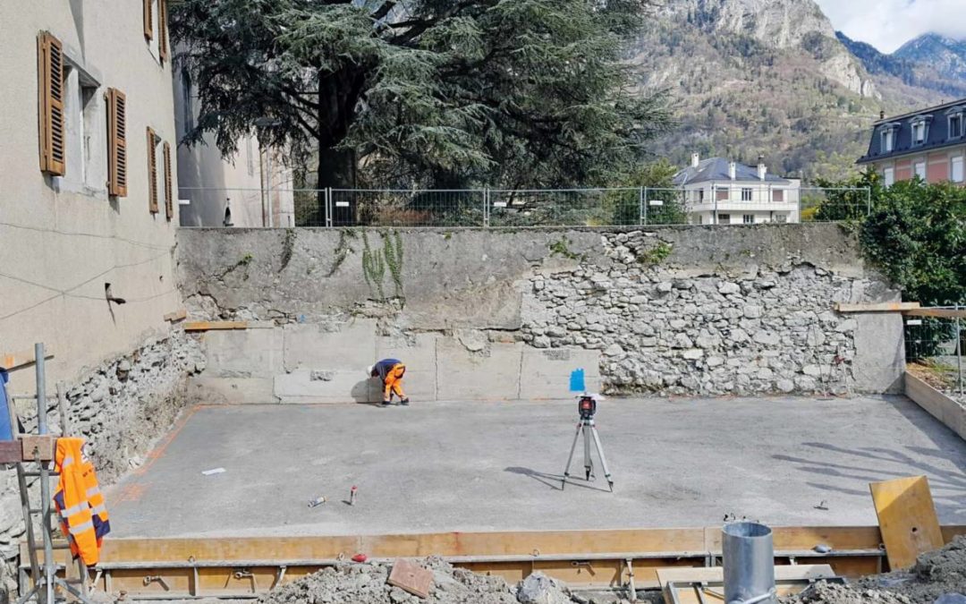 Une grande salle paroissiale en construction