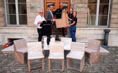 A Genève, des chaises en «bois» pour les gouvernants